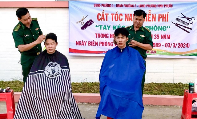Đồn Biên phòng Vĩnh Châu triển khai mô hình &quot;Tay kéo Biên phòng&quot; cắt tóc miễn phí cho các em học sinh nghèo trên địa bàn.