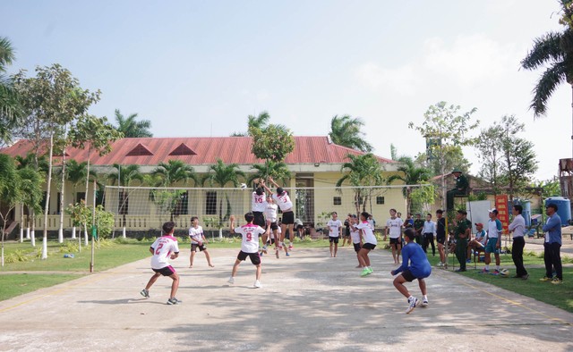 Tổ chức giao lưu bóng chuyền giữa CBCS đồn Biên phòng Lai Hòa và nhân dân trên địa bàn.