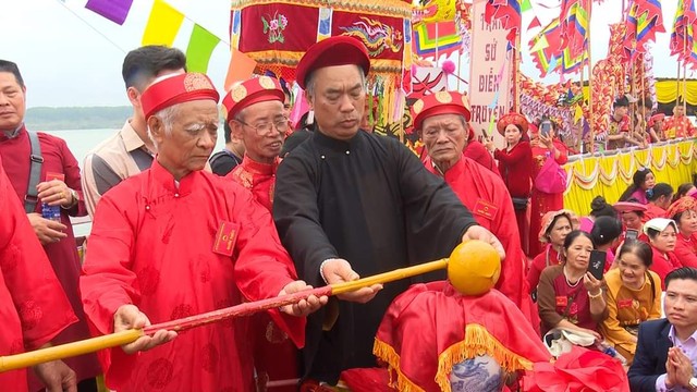 Nét đẹp “Uống nước nhớ nguồn” từ Lễ cấp thủy trong ngày khai hội Đền Trần Thái Bình- Ảnh 4.