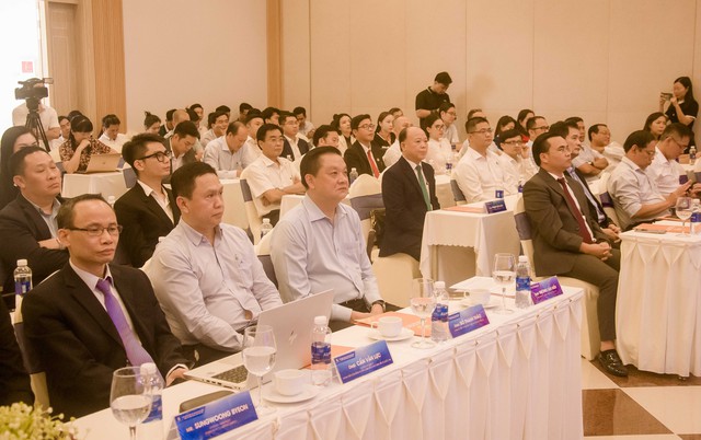 Các đại biểu, các chuyên gia tài chính tham dự hội nghị.