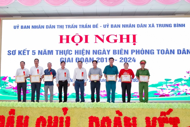 Lãnh đạo UBND thị trấn Trần Đề và xã Trung Bình trao giấy khen cho các tập thể cá nhân đã đạt thành tích tiêu biểu trong thực hiện &quot;Ngày Biên phòng toàn dân&quot; giai đoạn 2019 - 2024.