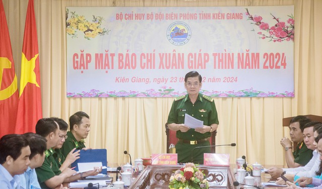Đại tá Huỳnh Văn Đông - Bí thư Đảng ủy, Chính ủy BĐBP tỉnh Kiên Giang phát biểu tại buổi gặp mặt.