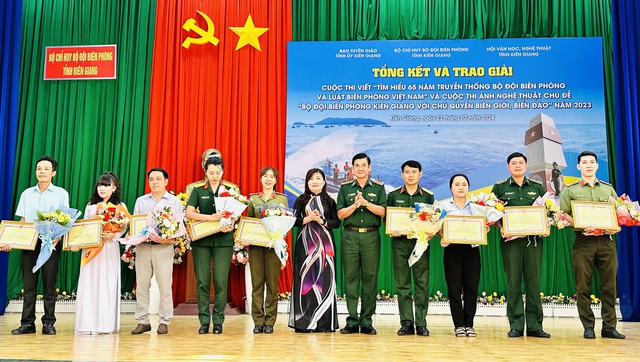 Đại tá Huỳnh Văn Đông - Bí thư Đảng ủy, Chính ủy BĐBP tỉnh Kiên Giang trao Bằng khen của UBND tỉnh Kiên Giang cho các cá nhân đạt giải cuộc thi viết.