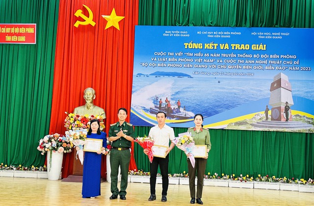 Đại tá Doãn Đình Tránh - Phó Chính ủy BĐBP tỉnh trao Giấy khen cho các cá nhân đạt giải chuyên đề cuộc thi viết.