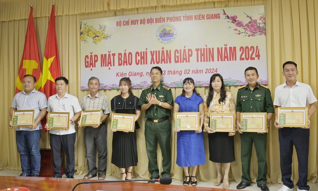 Đại tá Doãn Đình Tránh - Phó Chính ủy BĐBP tỉnh Kiên Giang trao Giấy khen của Bộ Chỉ huy BĐBP tỉnh cho các cá nhân đã có thành tích xuất sắc, tiêu biểu trong phối hợp tuyên truyền năm 2023.