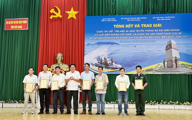Ông Nguyễn Hữu Định - Phó Chủ tịch Hội VHNT tỉnh Kiên Giang trao Bằng chứng nhận cho các tác phẩm đạt giải tại cuộc thi ảnh nghệ thuật.