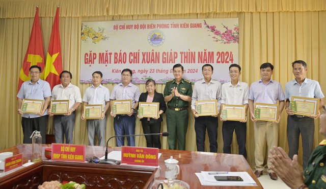 Đại tá Huỳnh Văn Đông - Bí thư Đảng ủy, Chính ủy BĐBP tỉnh Kiên Giang trao Giấy khen của Bộ Chỉ huy BĐBP tỉnh cho các cá nhân đã có thành tích xuất sắc, tiêu biểu trong phối hợp tuyên truyền năm 2023.