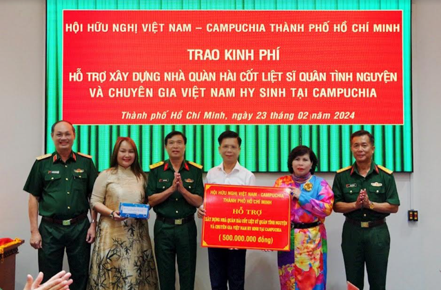 TP.Hồ Chí Minh: Trao kinh phí xây dựng nhà quàn hài cốt liệt sĩ quân tình nguyện
- Ảnh 2.