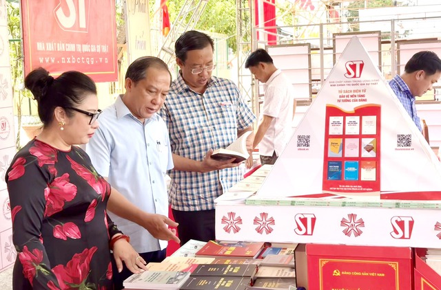 Bà Phạm Vũ Phương Linh - Vụ trưởng, Giám đốc NXB Chính trị Quốc gia Sự thật - Chi nhánh TP Cần Thơ giới thiệu sách cho lãnh đạo TP Hà Tiên.
