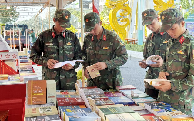 Các chiến sĩ tham quan đọc sách tại khu trưng bày sách NXB Chính trị Quốc gia Sự thật - Chi nhánh TP Cần Thơ.