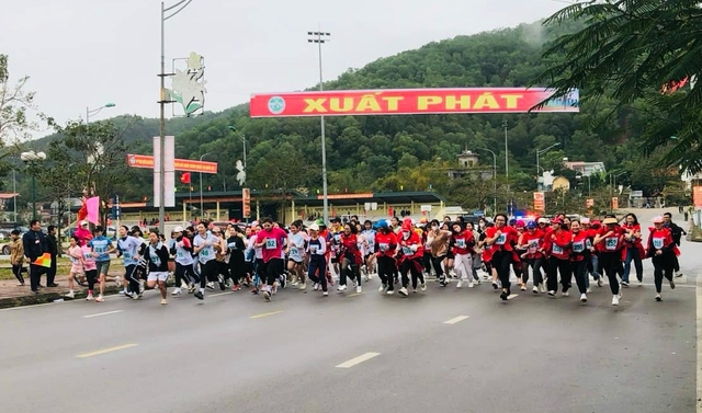 Bắc Giang: Gần 500 vận động viên tham gia Giải Việt dã leo núi "Chinh phục đỉnh Non Vua huyên thoại"- Ảnh 1.