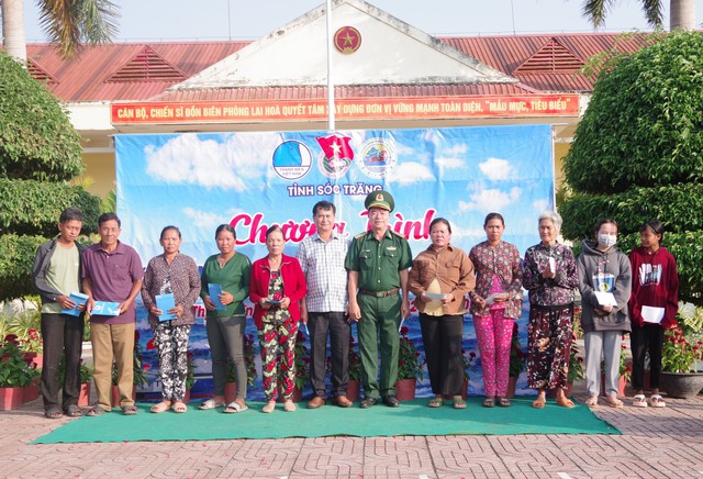 Lãnh đạo BĐBP tỉnh và Thị xã Vĩnh Châu tặng quà cho người nghèo tại chương trình