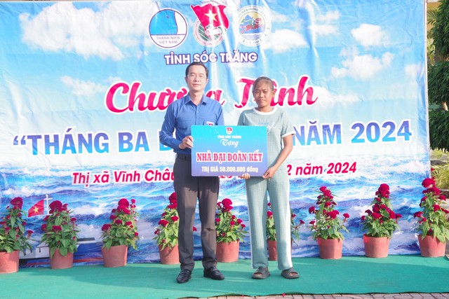 Lãnh đạo tỉnh đoàn Sóc Trăng trao bảng tượng trưng tặng nhà Đại đoàn kết cho thanh niên bức xúc về nhà ở