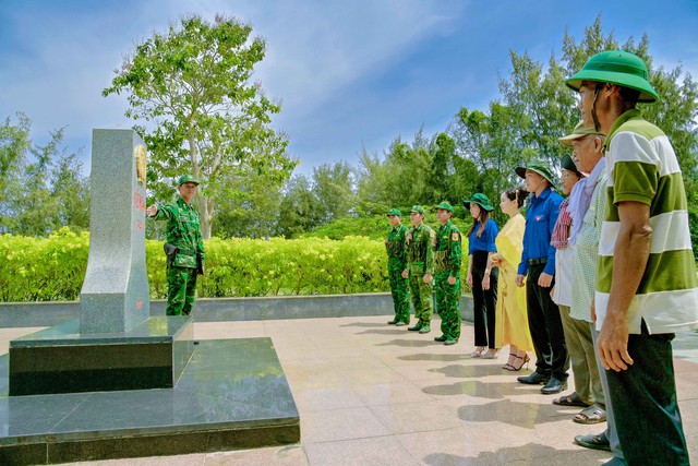 Cán bộ Biên phòng tỉnh Kiên Giang tuyên truyền mục đích, ý nghĩa của việc phân giới, cắm mốc đến nhân dân khu vực biên giới.