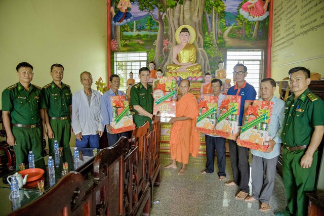 Đảng uỷ, Bộ Chỉ huy BĐBP tỉnh Kiên Giang trao quà cho trụ trì, phật tử chùa dịp tết cổ truyền đồng bào Khơme…