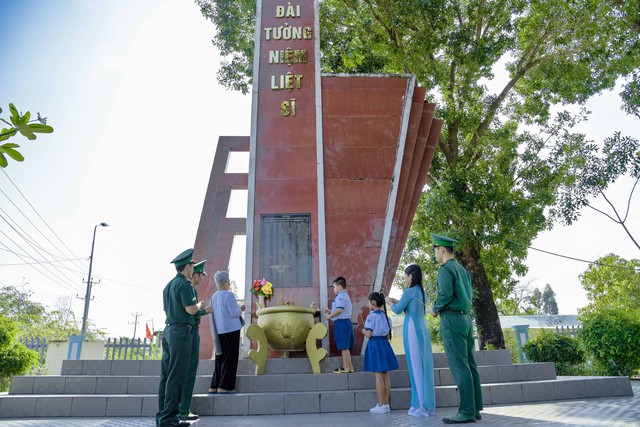 Cán bộ, chiến sĩ Biên phòng, cùng Mẹ VNAH, giáo viên, học sinh trên địa bàn biên giới, dâng hương tưởng nhớ các Anh hùng, liệt sĩ nhân ngày 27/7.
