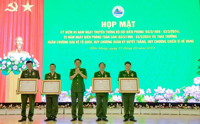 Đại tá Võ Văn Sử, Tỉnh ủy viên, Chỉ huy trưởng Bộ đội Biên phòng tỉnh Kiên Giang trao Huân chương Bảo vệ Tổ Quốc cho các cá nhân.