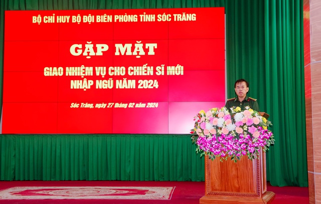 Đại tá Lê Hồng Hà, Phó Chỉ huy trưởng, Tham mưu trưởng BĐBP tỉnh phát biểu giao nhiệm vụ, động viên chiến sĩ mới nhập ngũ.