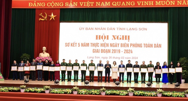 Lạng Sơn: Sơ kết 5 năm thực hiện Ngày Biên phòng toàn dân và 1 năm thực hiện đợt vận động đặc biệt ủng hộ xây dựng đường kiểm tra cột mốc, bảo vệ biên giới- Ảnh 7.