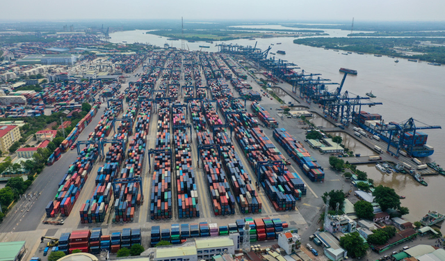 Đến tháng 2/2024, còn gần 5.000 container hàng tồn ở cảng biển TP.HCM- Ảnh 1.