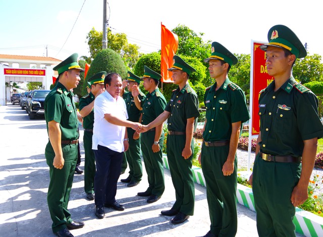 Phó Chủ tịch UBND tỉnh Cà Mau Nguyễn Minh Luân đến thăm CBCS Đồn BP Sông Đốc.