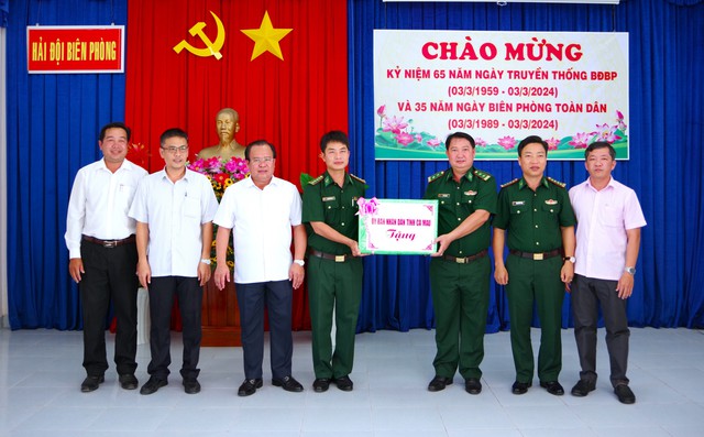 Phó Chủ tịch UBND tỉnh Cà Mau Nguyễn Minh Luân và Đại tá Phạm Minh Giang, Chính ủy BĐBP tỉnh tặng quà động viên CBCS Hải đội Biên phòng.