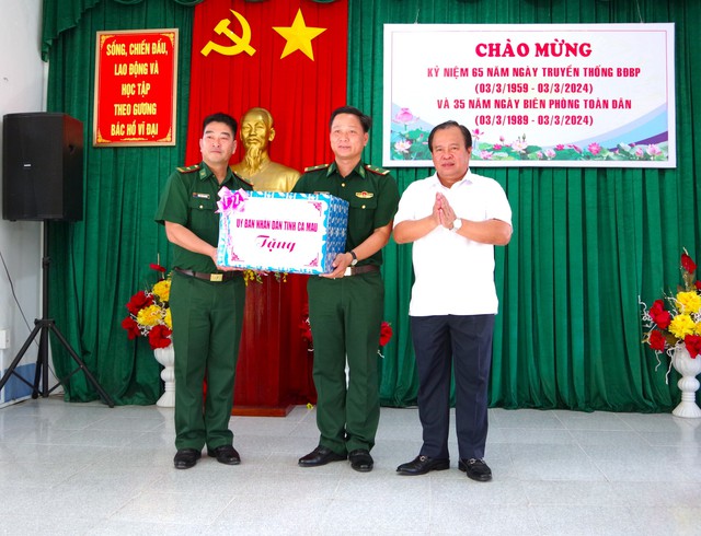 Phó Chủ tịch UBND tỉnh Cà Mau Nguyễn Minh Luân tặng quà động viên CBCS Đồn BP Sông Đốc.