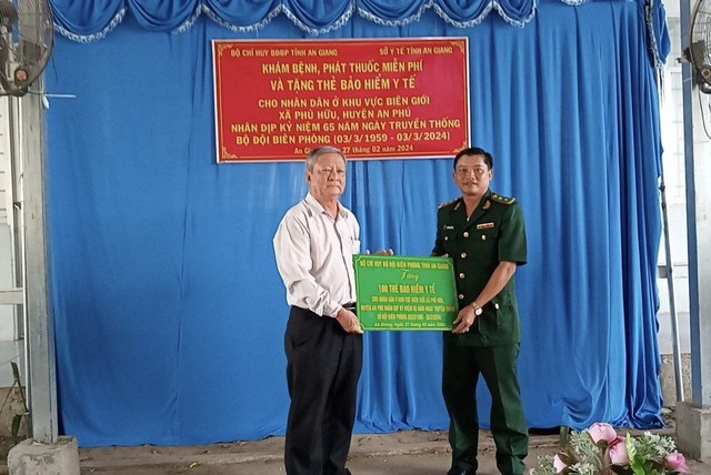 Trung tá Huỳnh Thanh Tâm tặng 100 thẻ Bảo hiểm y tế cho nhân dân khu vực biên giới xã Phú Hữu.
