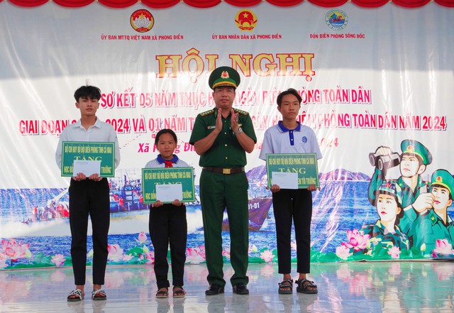 Đại tá Đào Nguyên Hoạt, Phó Chỉ huy trưởng BĐBP tỉnh tặng học bổng cho học sinh nghèo trên địa bàn xã Phong Điền, huyện Trần Văn Thời.