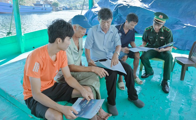 Ông Danh Phú hướng dẫn ngư dân tìm hiểu các quy định của pháp luật trong quá trình khai thác hải sản trên biển.