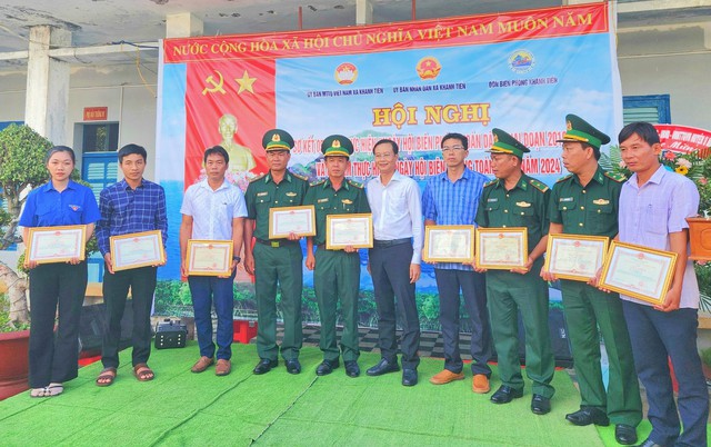 UBND huyện U Minh tặng Giấy khen cho các cá nhân có thành tích trong sơ kết 5 năm thực hiện &quot;Ngày biên phòng toàn dân&quot;.