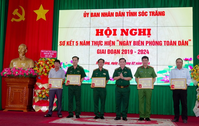 Đại tá Trịnh Kim Khâm, Chỉ huy trưởng BĐBP tỉnh Sóc Trăng thừa ủy quyền của Bộ Tư lệnh BĐBP trao Kỷ niệm chương Vì chủ quyền an ninh biên giới Tổ quốc cho các cá nhân.