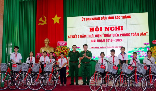 Đại diện lãnh đạo BĐBP tỉnh và Viettel tỉnh Sóc Trăng trao xe đạp cho các em học sinh nghèo khu vực biên giới biển.