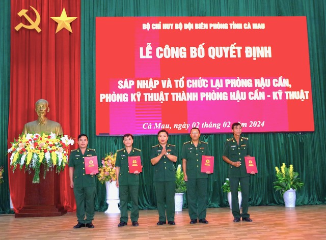 Đại tá Phạm Minh Giang - Bí thư Đảng ủy, Chính ủy BĐBP tỉnh trao quyết định bổ nhiệm trưởng, phó Phòng Hậu Cần - Kỹ thuật.