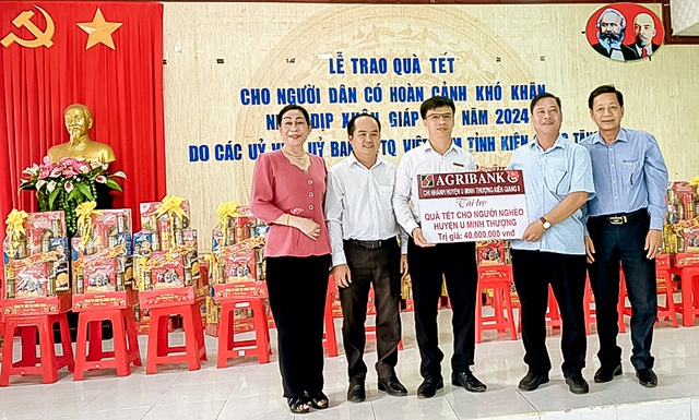 Bà Lê Thị Vệ, Chủ tịch Ủy ban MTTQ tỉnh Kiên Giang ghi nhận những đóng góp chung tay vì người nghèo của Agribank Chi nhánh huyện U Minh Thượng - Kiên Giang II.