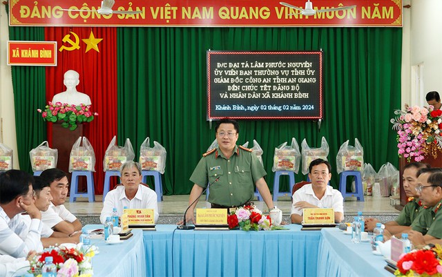 Đại tá Lâm Phước Nguyên, Giám đốc Công an tỉnh chúc Tết Đảng bộ và nhân dân xã Khánh Bình.