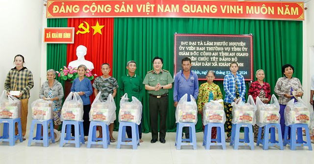 Đại tá Lâm Phước Nguyên, Giám đốc Công an tỉnh tặng quà gia đình chính sách, hộ nghèo xã Khánh Bình.