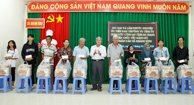 Ông Phùng Minh Tân, Phó Bí thư Thường trực huyện uỷ An Phú, trao quà Tết cho gia đình chính sách, hộ nghèo xã Khánh Bình