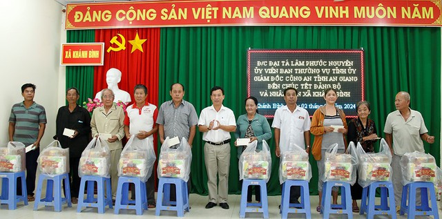 Ông Trần Thanh Sơn, Phó Chủ tịch UBND huyện An Phú, trao quà Tết cho gia đình chính sách, hộ nghèo xã Khánh Bình