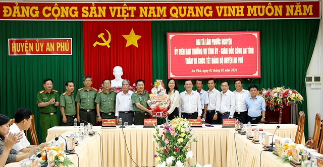 Đại tá Lâm Phước Nguyên, Giám đốc Công an tỉnh cũng đã đến chúc Tết và tặng quà Huyện uỷ An Phú.