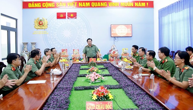 Đại tá Lâm Phước Nguyên, Giám đốc Công an tỉnh chúc Tết cán bộ, chiến sĩ Công an TP. Châu Đốc