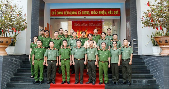 Đại tá Lâm Phước Nguyên, Giám đốc Công an tỉnh cùng các thành viên trong Đoàn chụp ảnh lưu niệm với Công an TP. Châu Đốc