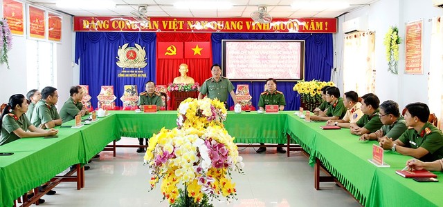 Đại tá Lâm Phước Nguyên, Giám đốc Công an tỉnh chúc Tết cán bộ, chiến sĩ Công an huyện An Phú