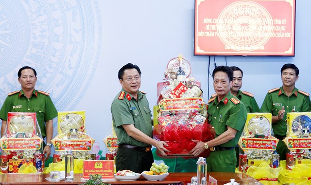 Đại tá Lâm Phước Nguyên, Giám đốc Công an tỉnh tặng quà Tết cán bộ, chiến sĩ Công an TP. Châu Đốc