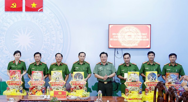 Đại tá Lâm Phước Nguyên, Giám đốc Công an tỉnh tặng quà Tết cán bộ, chiến sĩ Công an các xã, phường, trên địa bàn TP. Châu Đốc