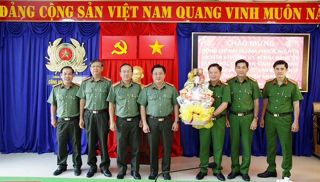 Đại tá Lâm Phước Nguyên, Giám đốc Công an tỉnh tặng quà Tết cán bộ, chiến sĩ Công an huyện An Phú