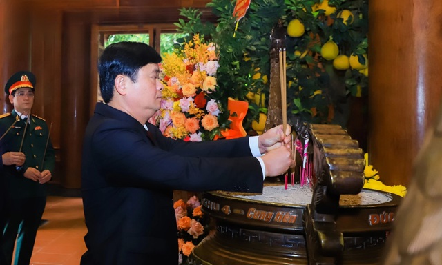 Nghệ An: Dâng hoa, dâng hương tưởng niệm Chủ tịch Hồ Chí Minh và Tổng Bí thư Lê Hồng Phong- Ảnh 2.
