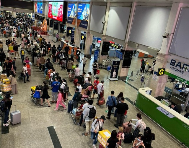 Sân bay Tân Sơn Nhất phục vụ 100.000 khách mỗi ngày dịp Tết- Ảnh 1.