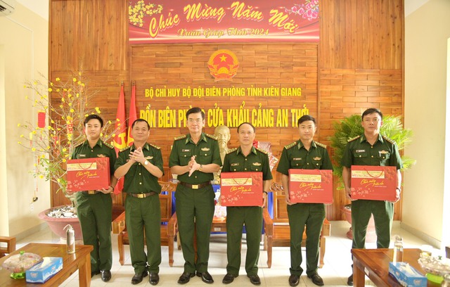 Đại tá Huỳnh Văn Đông, chúc tết, trao quà cho cán bộ, chiến sĩ đồn Biên phòng cửa khẩu cảng An Thới.