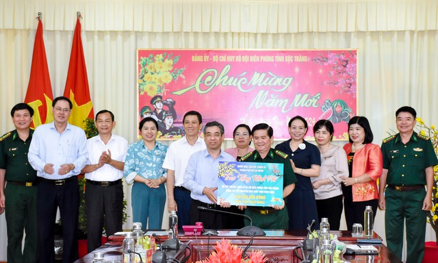 Ông Nguyễn Phước Lộc - Phó Bí thư Thành ủy, Trưởng Ban Tổ chức Thành ủy TP. Hồ Chí Minh trao bảng tượng trưng tặng 100 triệu đồng cho BĐBP Sóc Trăng.